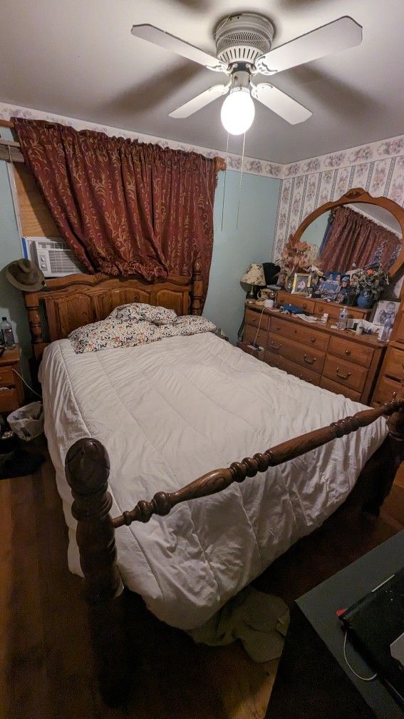 Very Nice Oak Hardwood Set Bedrooms