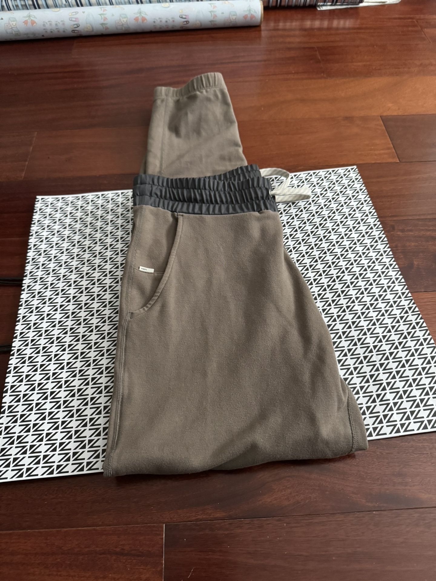 Like New Vuori Joggers Pants Size M .2 Zippered Pockets In back .2 Open Pockets In front.