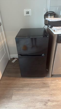 Hisense Mini Fridge (Minor Damage)