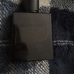 The brand is Burberry and the size if I’m not wrong it’s the large one you can get