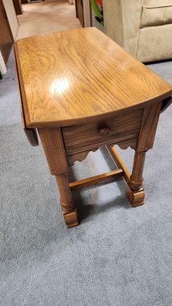 Solid Oak end table w/fold-out side wings.