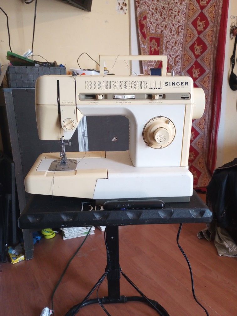 Singer Sewing Machine for Sale in Riverside, CA OfferUp