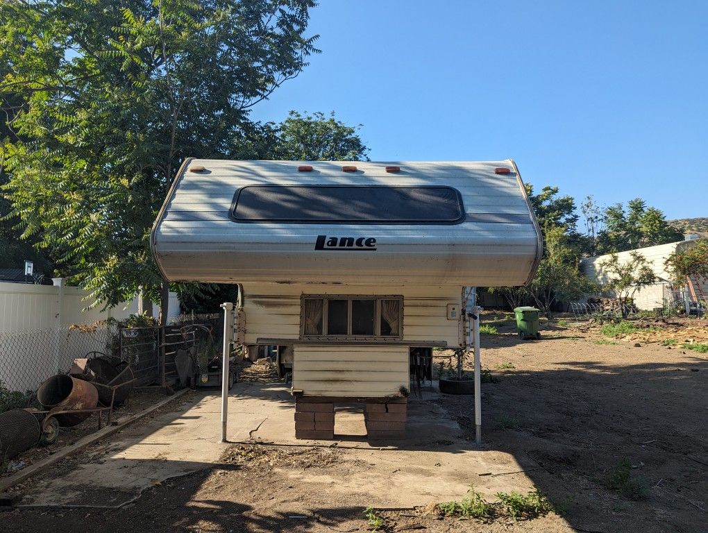 1985 Lance Camper - Sun Valley (91352)