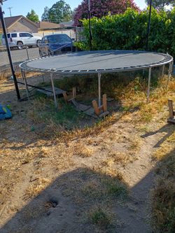 Free trampoline no net.