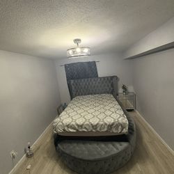 Elegant Upholstered Queen Bed Frame – Gray