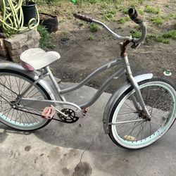 24” Woman’s Girls Huffy Beach Cruiser 