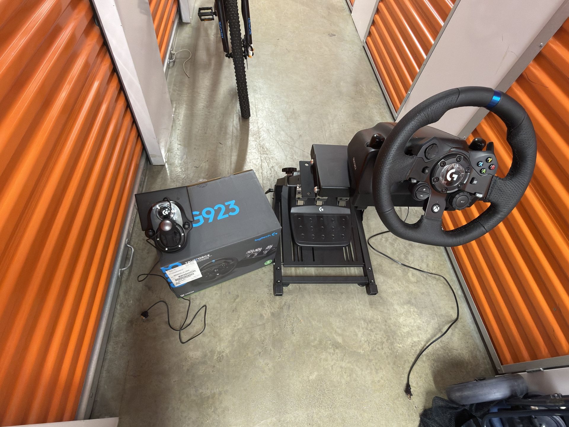 Logitech G923 Racing Wheel + Pedals + Shifter + GT Omega Classic Wheel Stand (Xbox/PC)