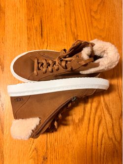 Uggs , shoe boots , light brown fluffy inside