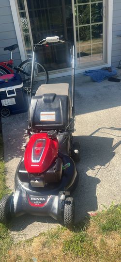 Honda self-propelled lawnmower in brand new condition