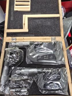 Brand-new micrometer set.