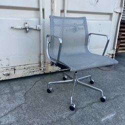 Herman Miller Eames Aluminum Group chair