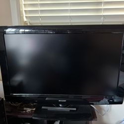 32inch SHARP TV With Remote In Excellent Condition