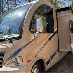 2016 Thor Motor Coach Axis 