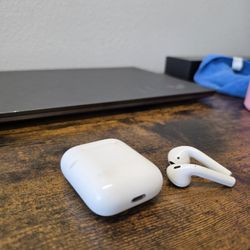 Apple AirPods (1st / 2nd Gen) with Charging Case – Working