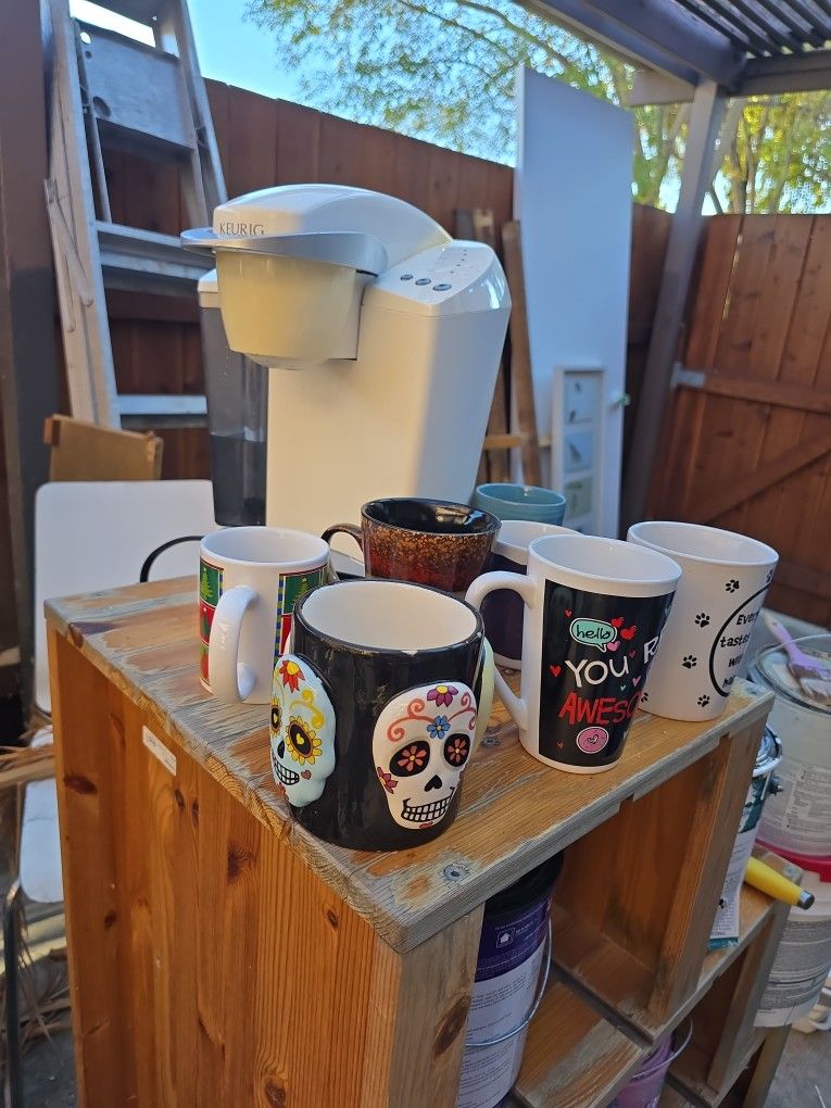 Working Keurig (Old But Works) Plus 9 Mugs