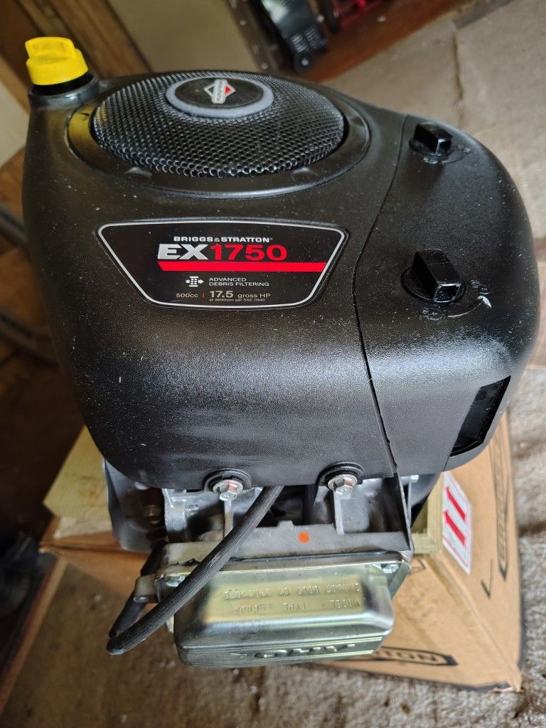 Engine.Motor ..For Lawn Tractor... Brand New..Open Box . Briggs Stratton..
