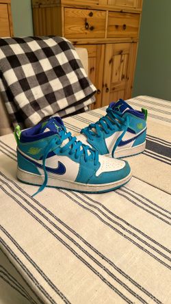 Jordan 1 Mid SE Powder Blue Racer Blue Youth 6