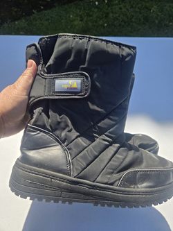 Snow boots size 9