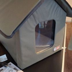 Portable thermo heated pet house.