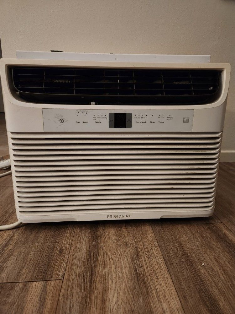 Frigidaire window AC Unit 10000btu...With remote control. 