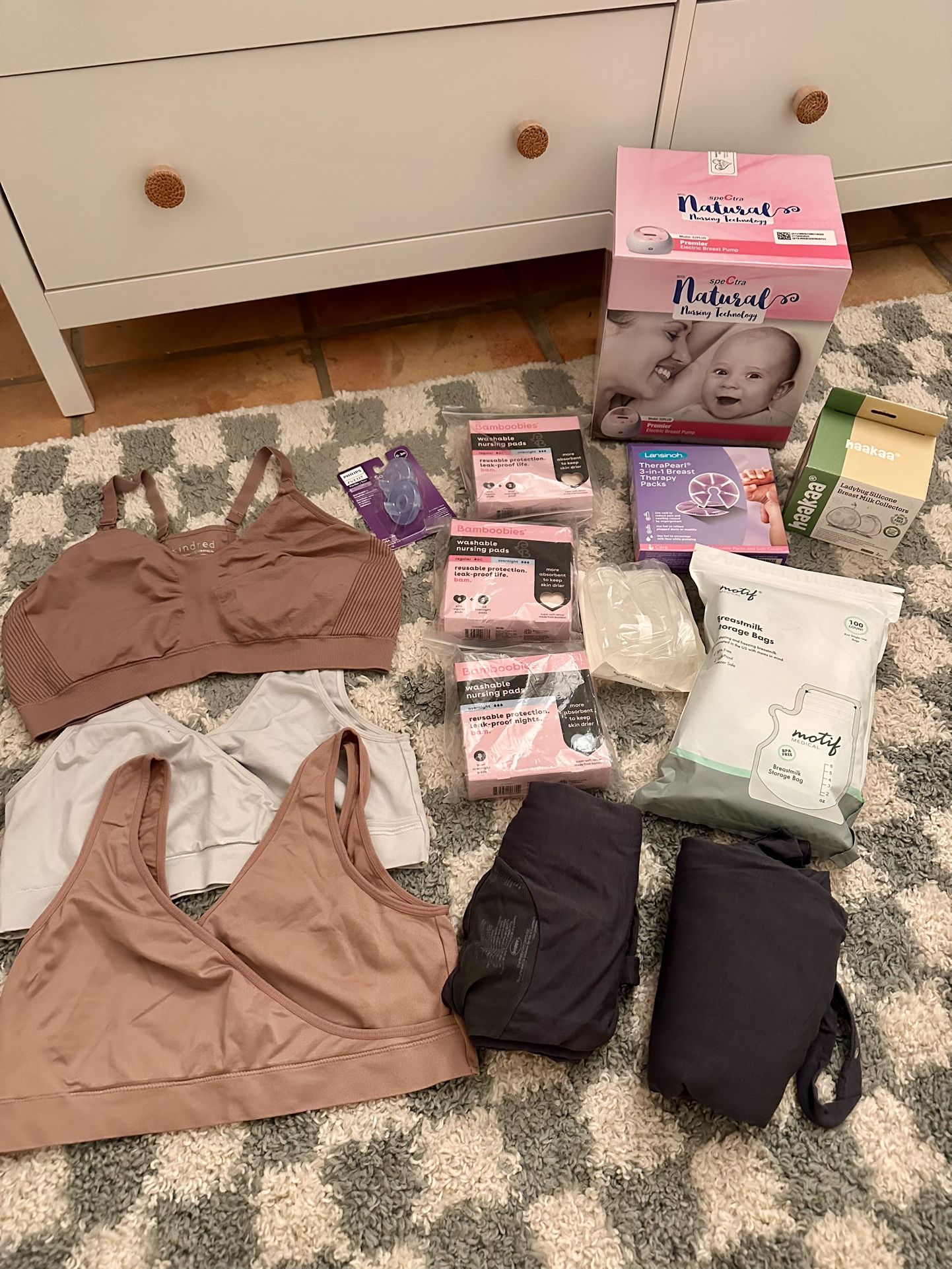 New Breast pump & breastfeeding Items 