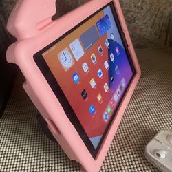 Apple IPad Air 2 (9.7” Retina / Touch ID ) 64 GB with case & Accessories 