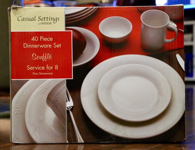 Oneida Soufflé 40-piece Dinnerware Set NEW