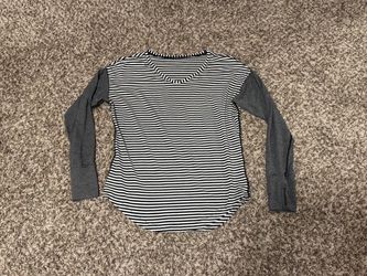 Lululemon 8 Weekend Long Sleeve shirt has thumb holes