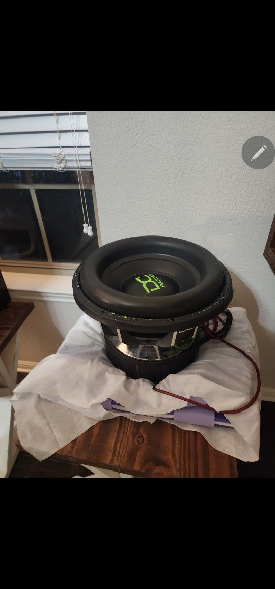 -DC Audio Level 6 4500 watt RMS 15' subwoofer