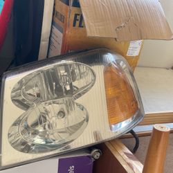 GMC envoy headlamp driver side  2002–2008