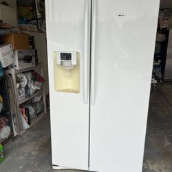 Samsung Refrigerator 25 Cubic Feet. Not Cooling-FREE