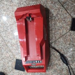 Milwaukee 3 Batteries And Charger 