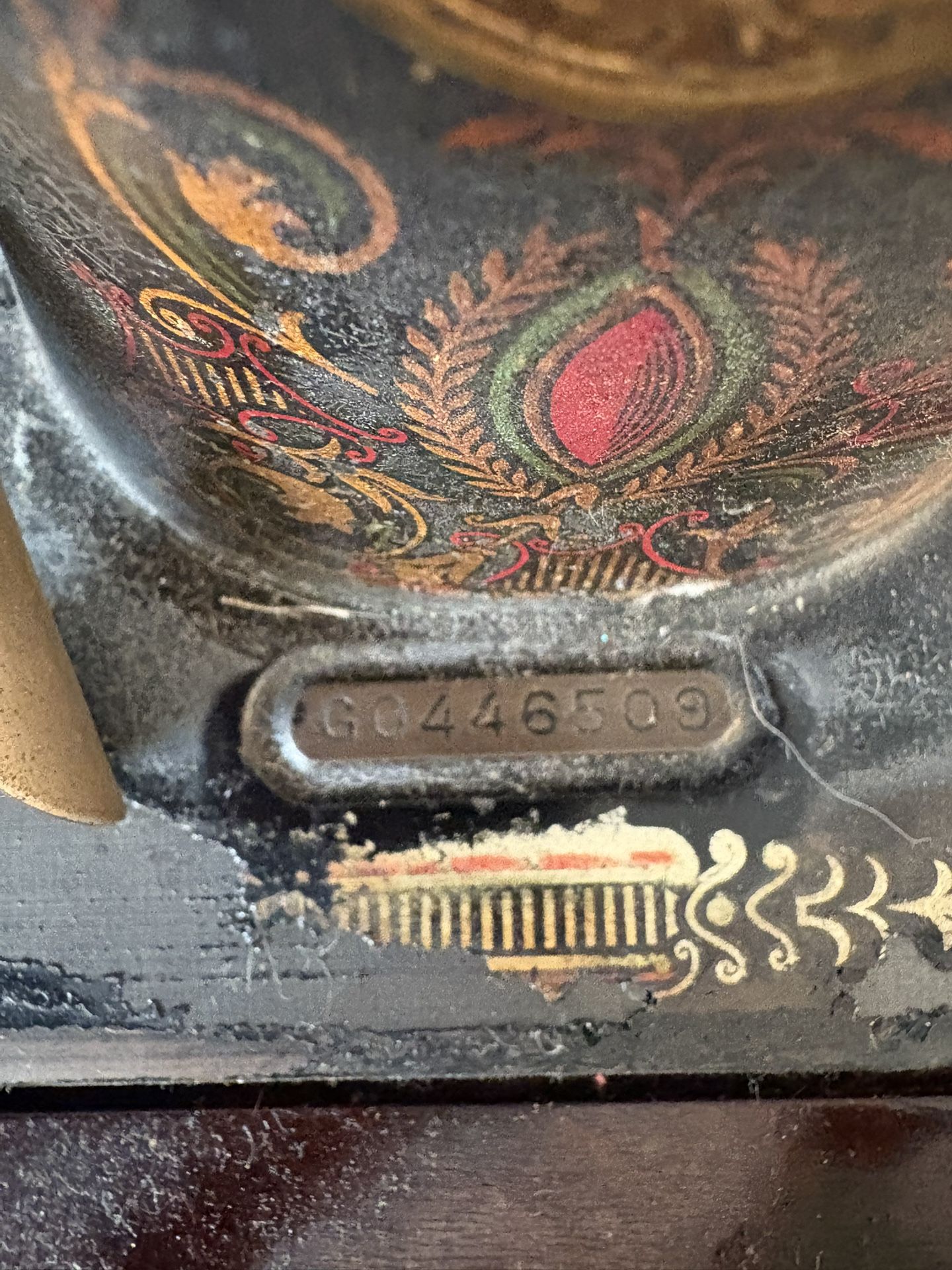 Antique Singer Sewing Machine And Cabinet With Drawers