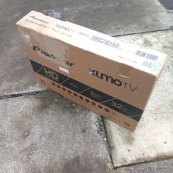 -FIRM PRICE NON-NEGOTIABLE- 32 In. Pioneer Xumo Smart TV W/Remote