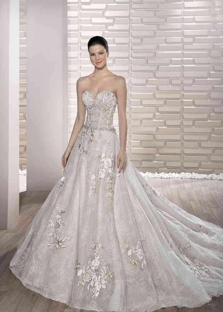 Demetrios 689 With Cathedral Veil!!!!