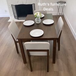 Beautiful Small 5-Pc Oak Dining Set 