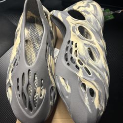 Adidas Yeezy Foam RNNR MXT Moon Grey Size 9 New