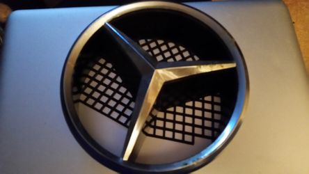 MERCEDES BENZ GRILLE EMBLEM