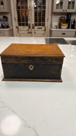 Antique men’s shirt collar box