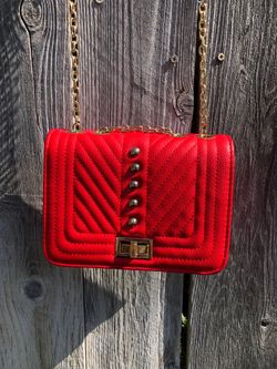 Red Crossbody purse w/ chain strap