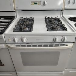   GE Gas Stove Oven  4 Burners   In Excellent working Condition 