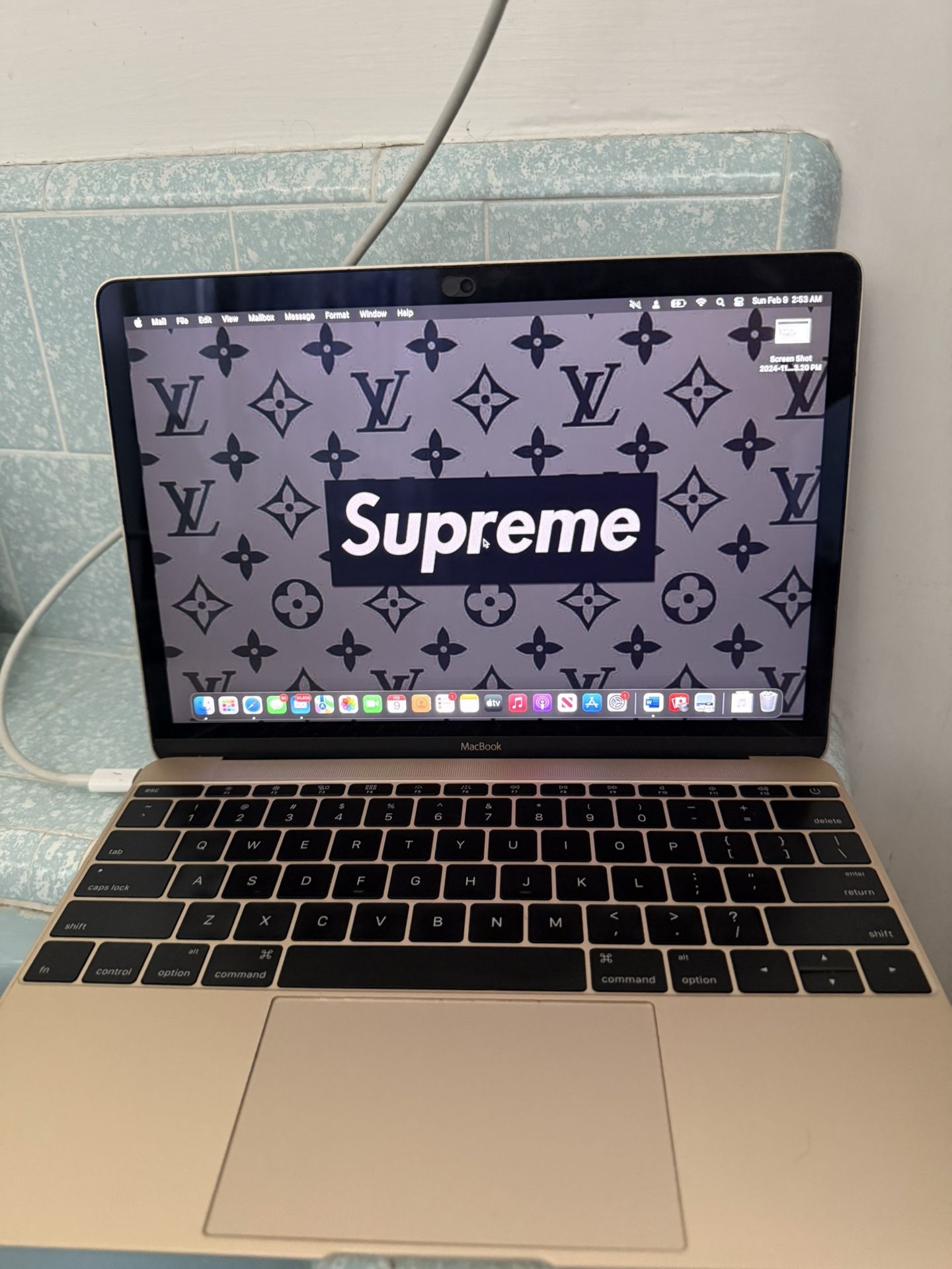 Apple MacBook