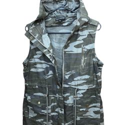 Sz. Large Hooded Camo Vest Like Jacket 