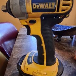 Dewalt Impact Gun.. DC820
