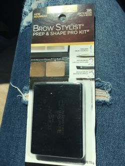 Eyebrow stylist