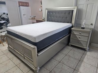 VENDO HERMOSA CAMA TAMAÑO QUEEN COMPLETA CON BOX SPRING Y COLCHÓN