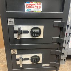 Large Safe w/ 2 Electronic Key Pads