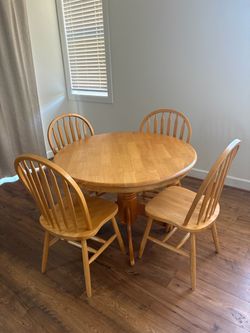 Round dining table & 4 chairs