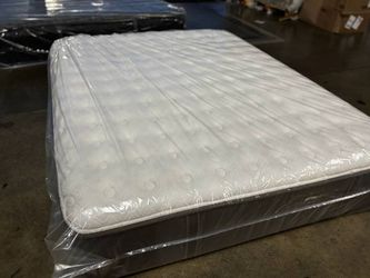 Like New queen size Stearns and foster luxury mattress