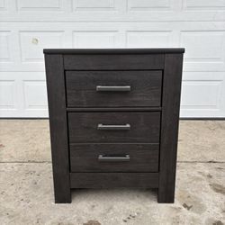 ‼️Brinxton 2 Drawer Nightstand‼️FOR SALE 100$ OR BEST OFFER‼️GREAT CONDITION🚚DELIVERY AVAILABLE🚚